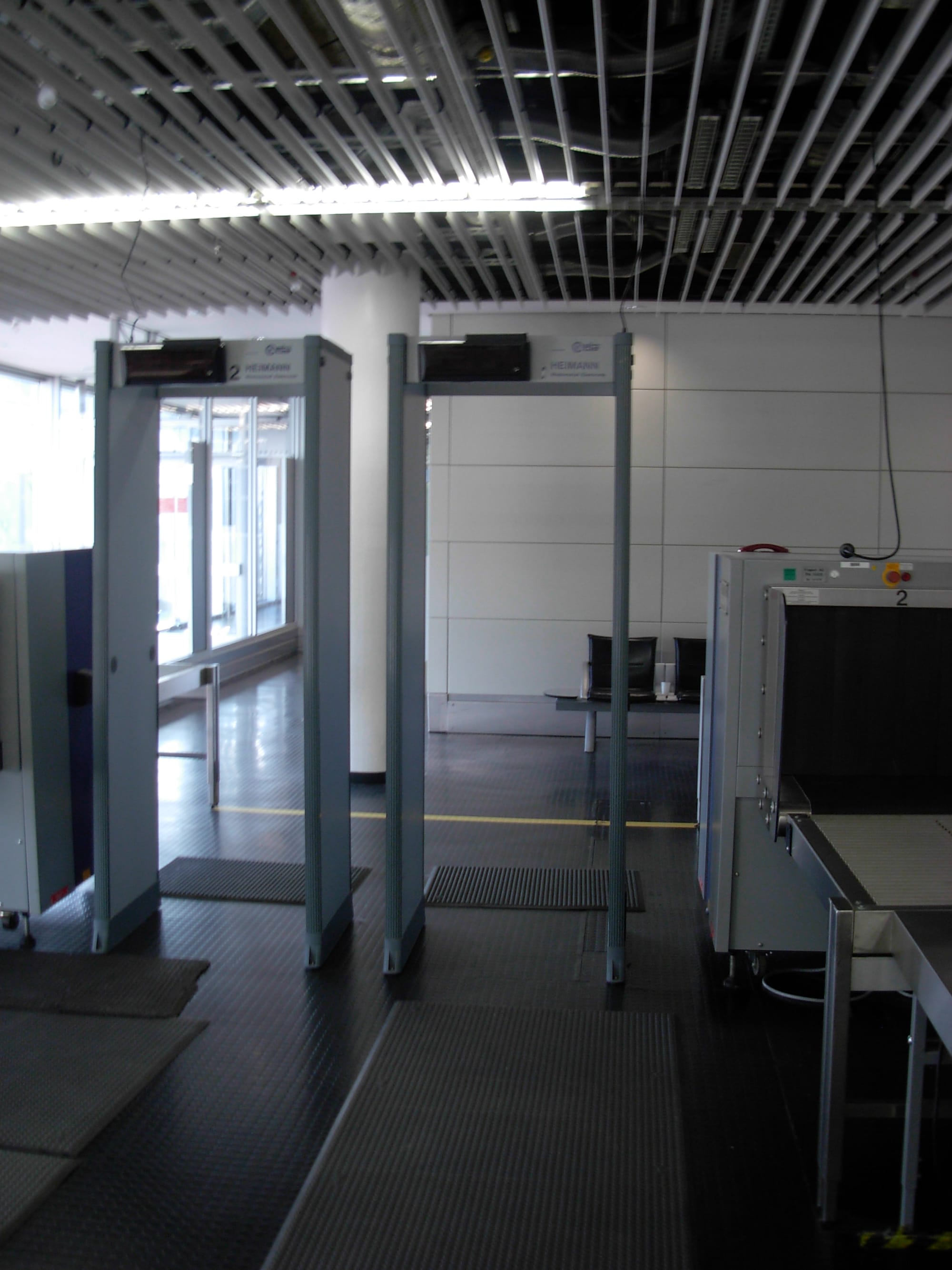 Passengers going through an airport security checkpoint. Photo: Piotrus, Wikimedia Commons, CC BY-SA 3.0.