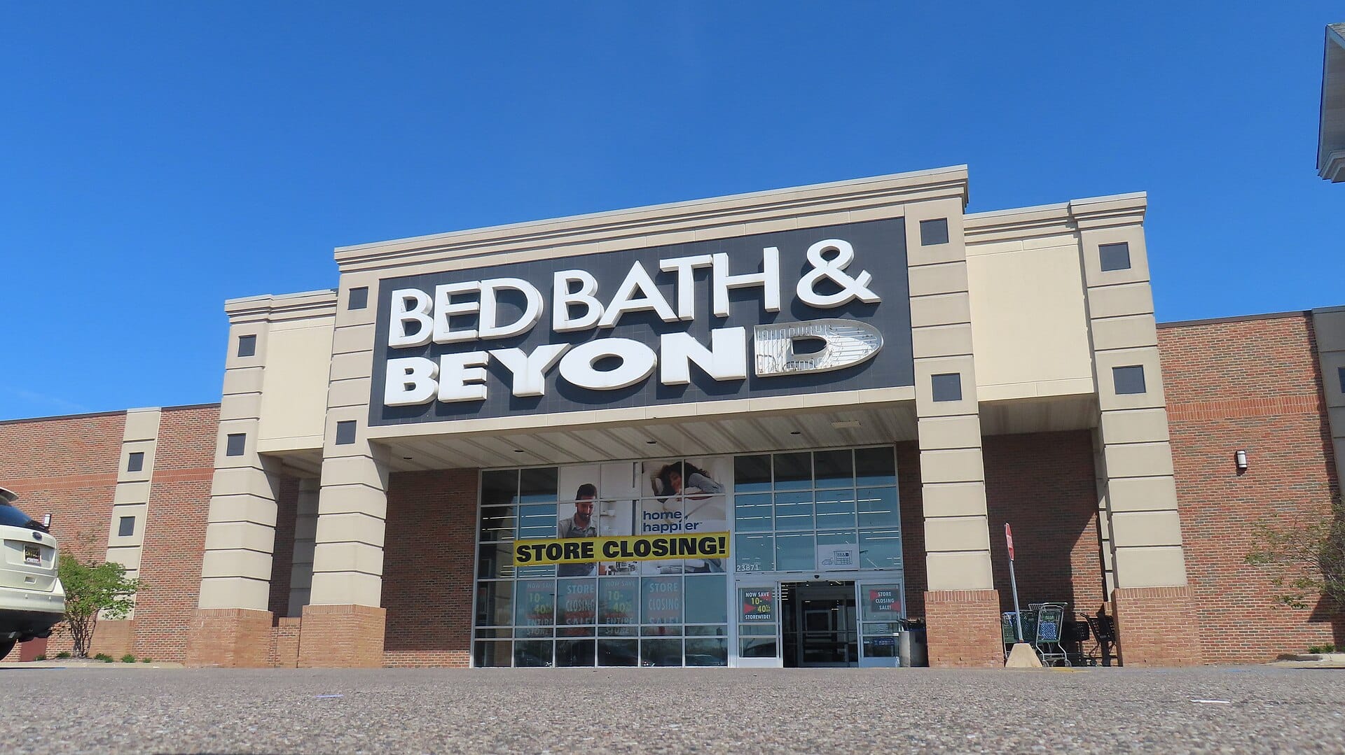 A Bed Bath & Beyond storefront with closing signage. Photo: 42-BRT, Wikimedia Commons, CC BY-SA 4.0.