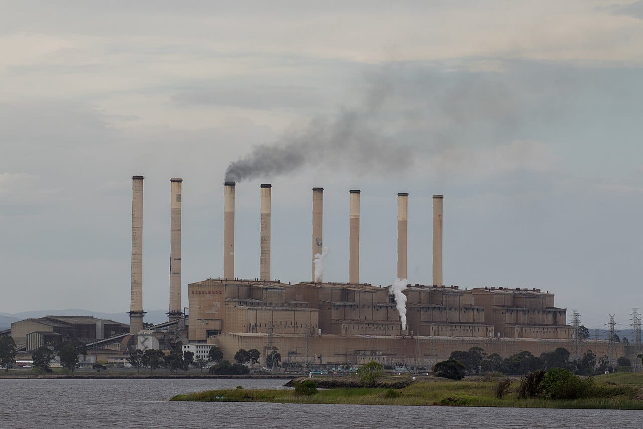 A coal-fired power station emitting visible smoke from its stacks. Photo: Mriya, Wikimedia Commons, CC BY-SA 4.0.