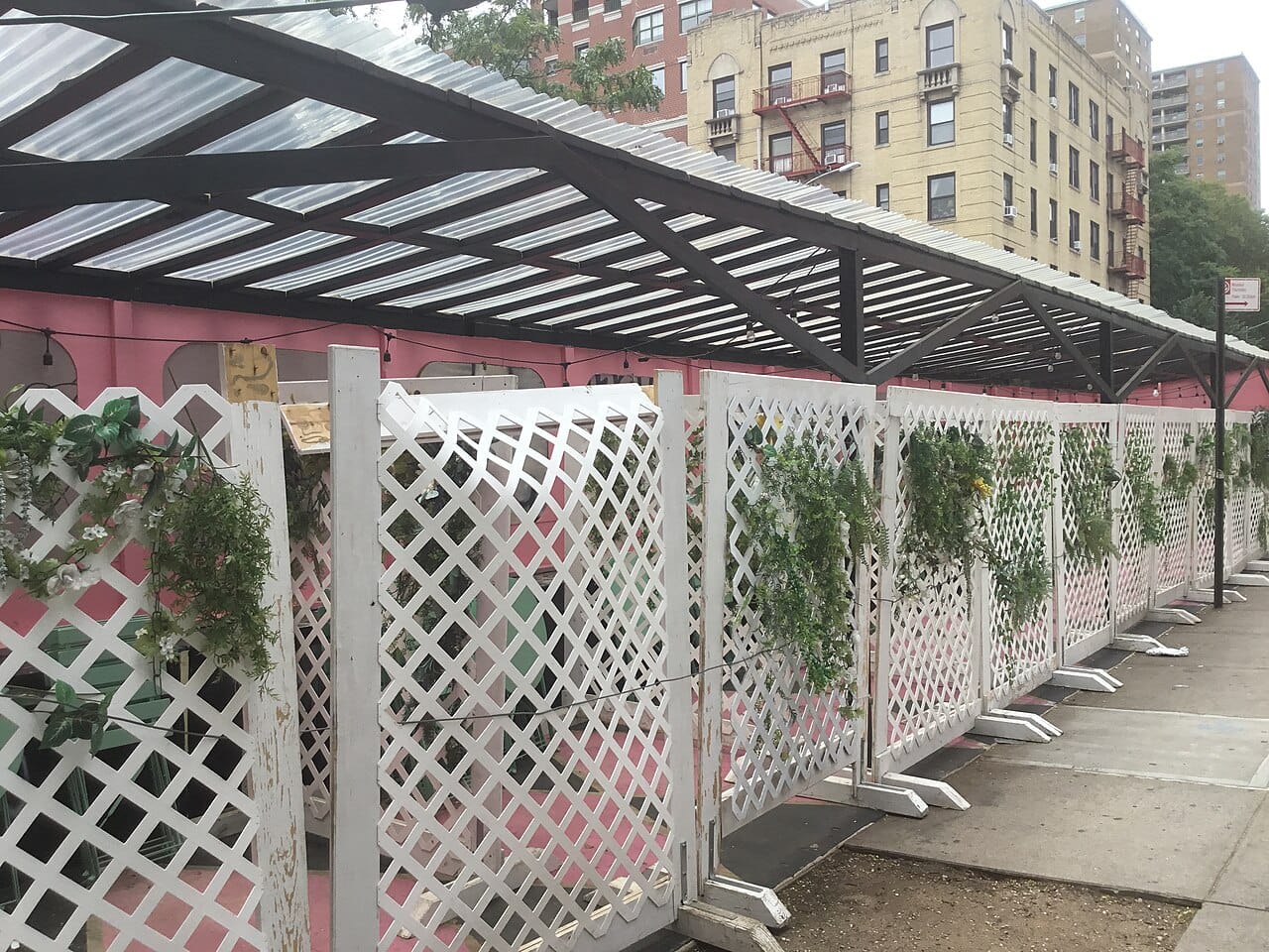 An outdoor dining structure on a New York City street. Photo: Kidfly182, Wikimedia Commons, CC BY-SA 4.0.