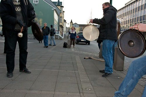 Icelanders banging pots and pans outside the Alþingi during the 2009 protests