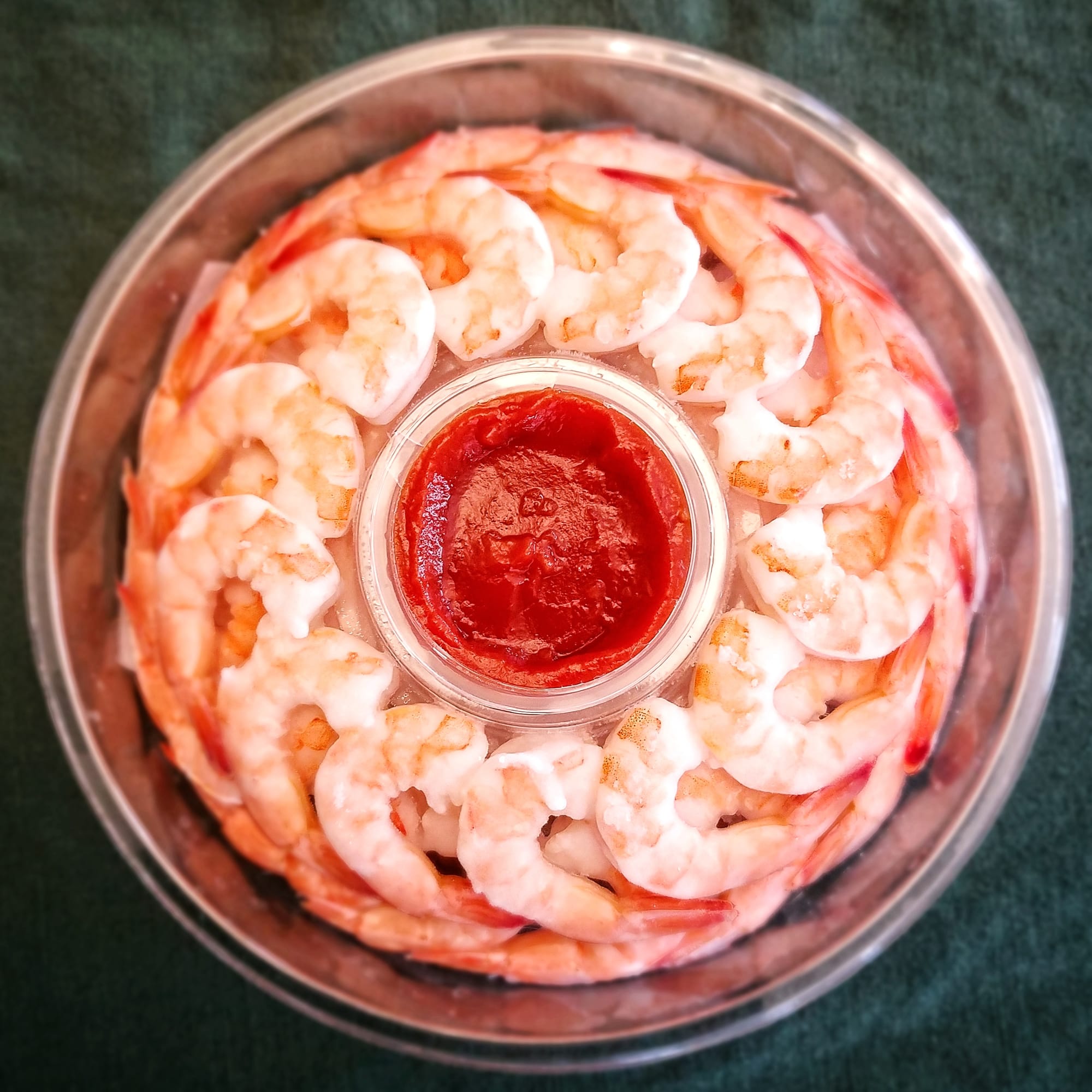 A platter of cooked shrimp. Photo: Daderot, Wikimedia Commons, CC0 public domain dedication.
